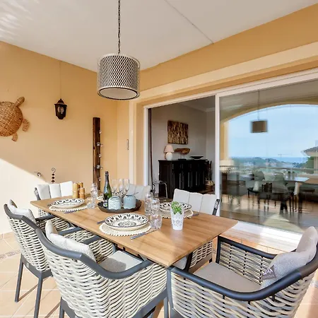Charming With Terrace Apartment *