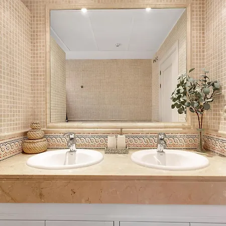 Charming With Terrace Apartment *